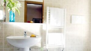 تجهيزات دش، مستلزمات مجانية للعناية الشخصية، مجففات شعر، مراحيض شطف