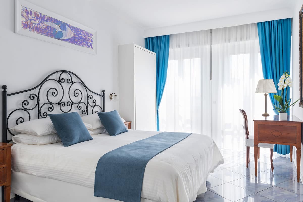 Camera Standard | Materassi in memory foam, una cassaforte in camera, una scrivania