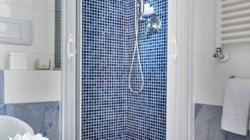 Chuveiro, secador de cabelo, toalhas de banho