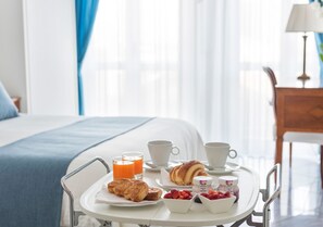 In-room dining - Fiorentini Residence (Naples)