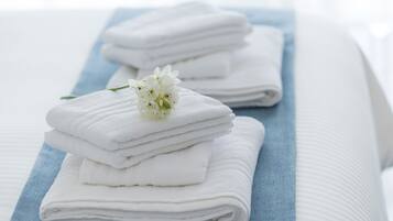 Camas com colchões de espuma com sistema de memória, cofres nos quartos