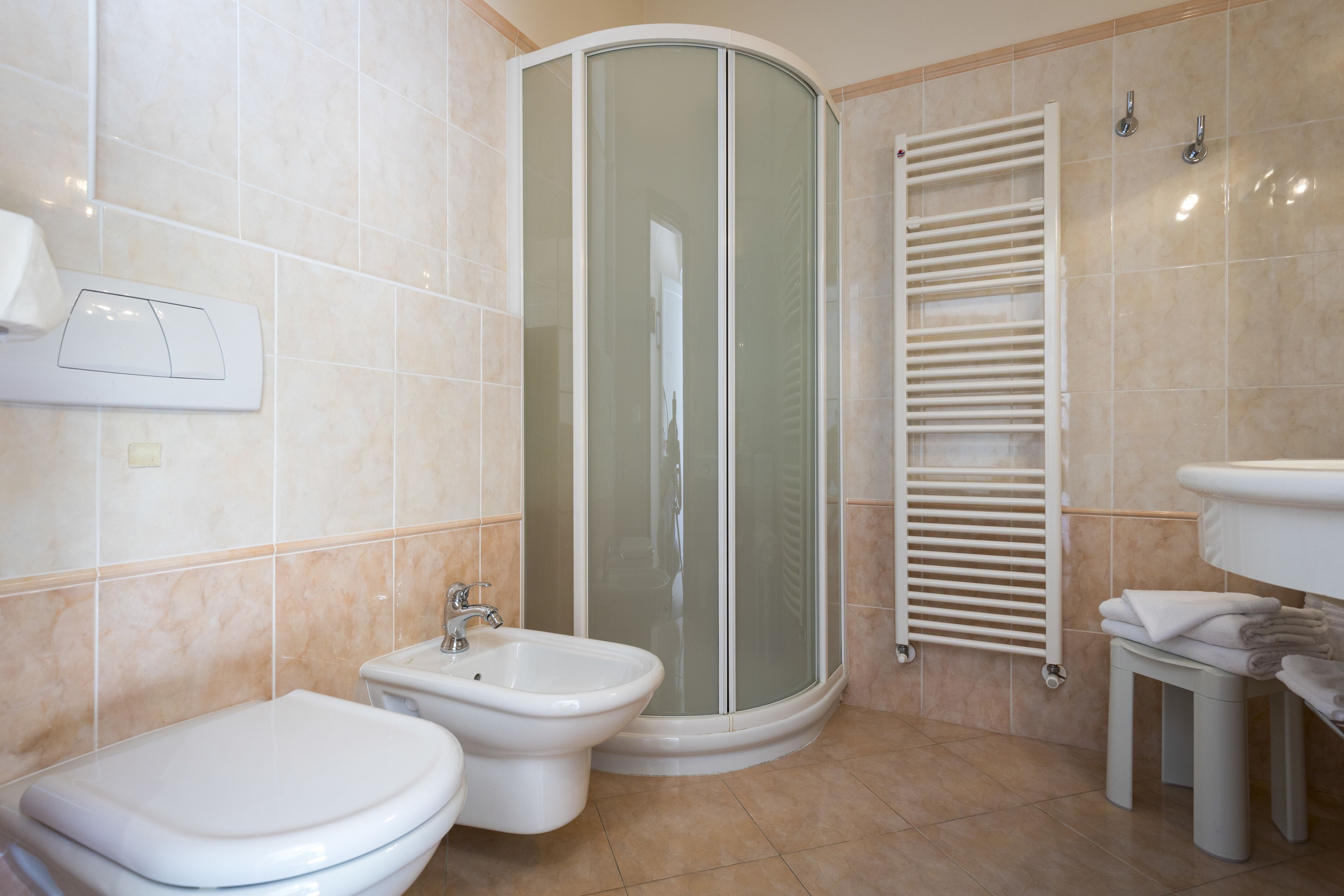 comfort double room | bathroom | shower, rainfall showerhead, hair dryer, bidet