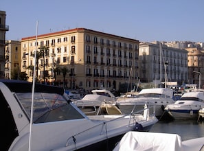 Un port de plaisance où sont amarrés plusieurs yachts.