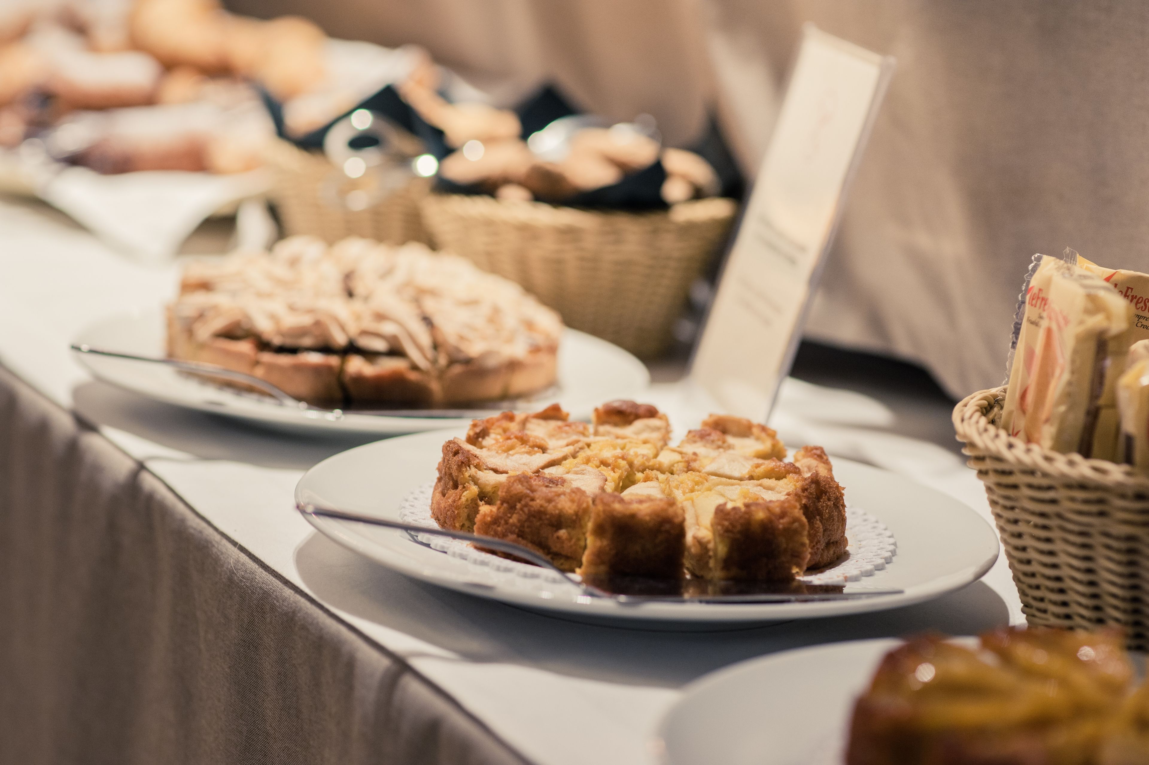 Una mesa de buffet con diversas opciones de panadería y pastelería.