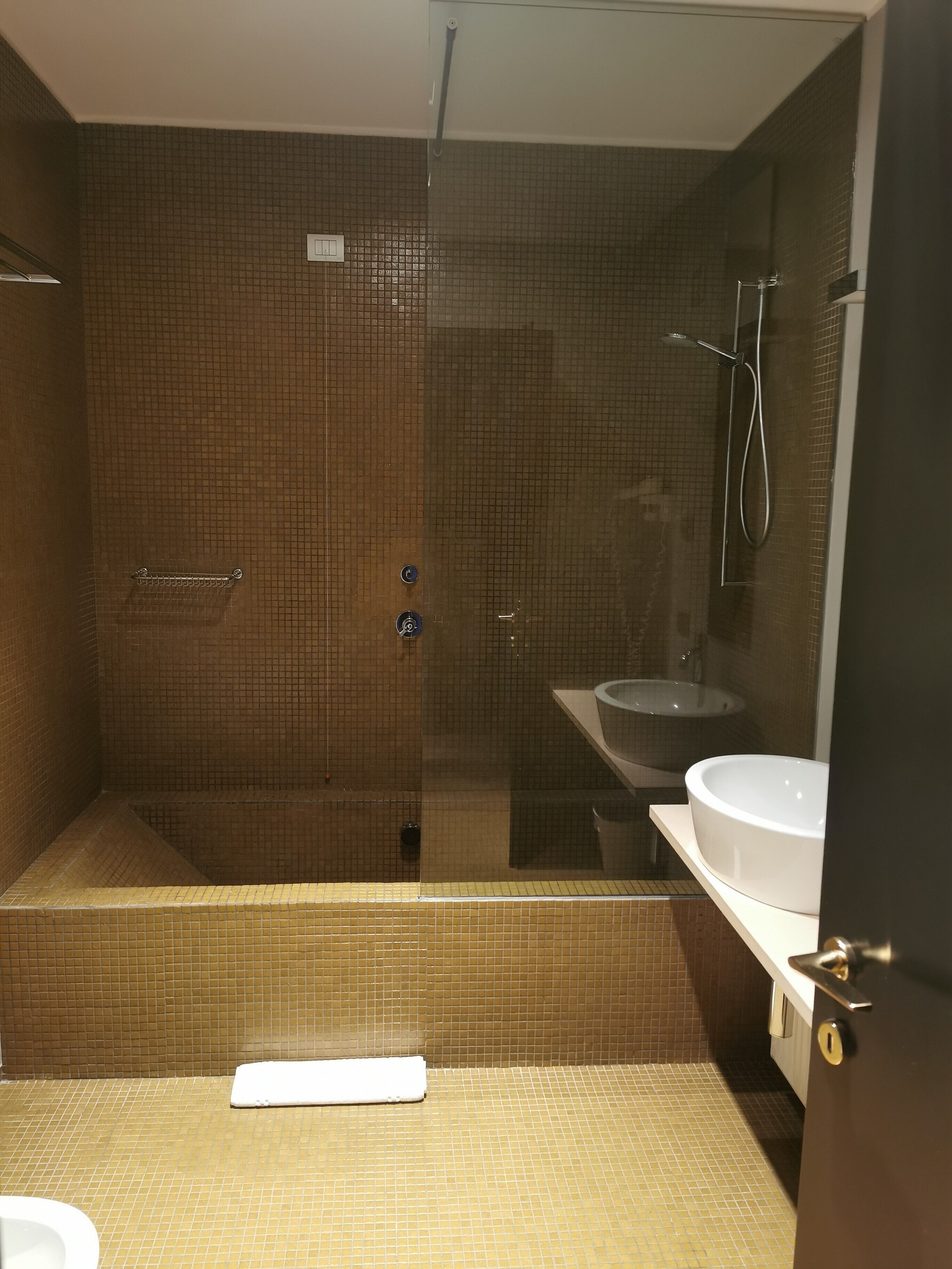 comfort room, 1 queen bed, attic (10 stairs) | bathroom | deep-soaking bathtub, rainfall showerhead, free toiletries, hair dryer