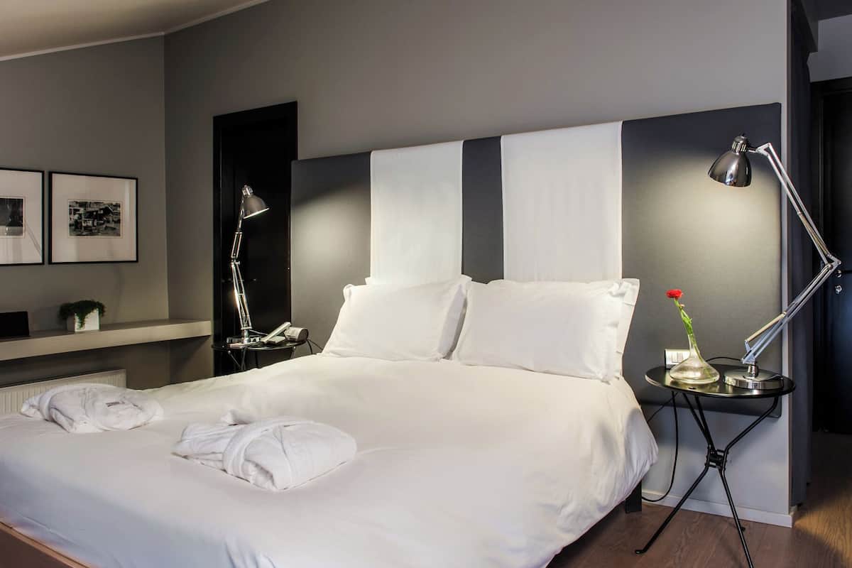 Comfort Room, 1 Queen Bed, Attic (10 stairs) | Frette Italian sheets, premium bedding, down duvets, minibar
