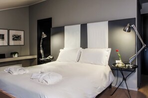 Comfort Room, 1 Queen Bed, Attic (10 stairs)