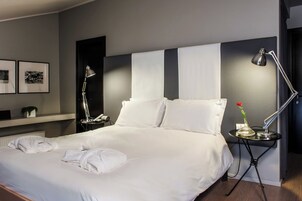 Comfort Room, 1 Queen Bed, Attic (10 stairs) | Sábanas italianas Frette y ropa de cama de alta calidad