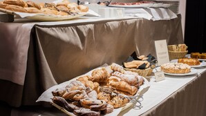 A buffet table with various pastries and bread. - Hotel Casa Poli (Mantua)