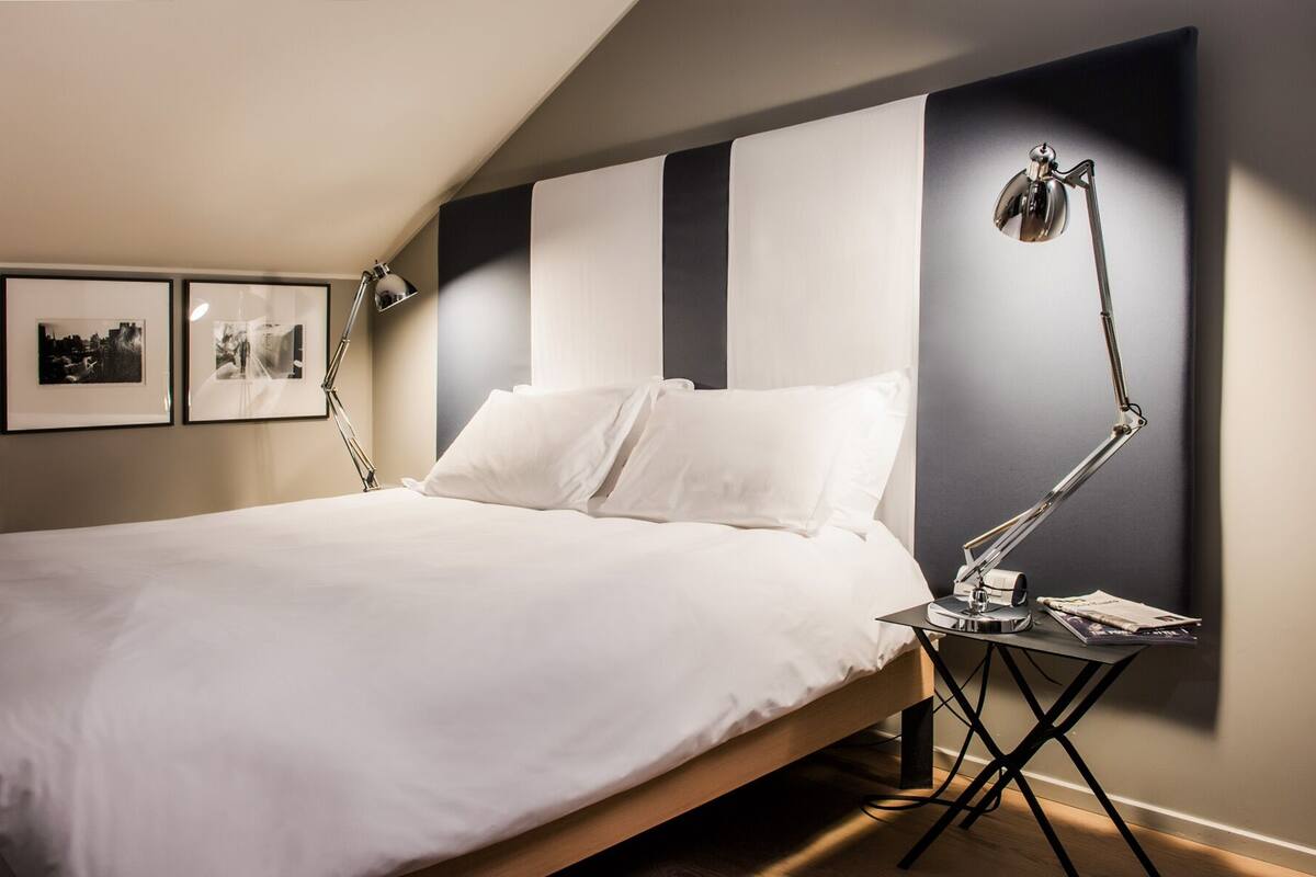 Economy Double Room - Attic (10 stairs, skylight, no windows) | 이탈리아 프레떼 시트, 고급 침구, 오리/거위털 이불, 미니바