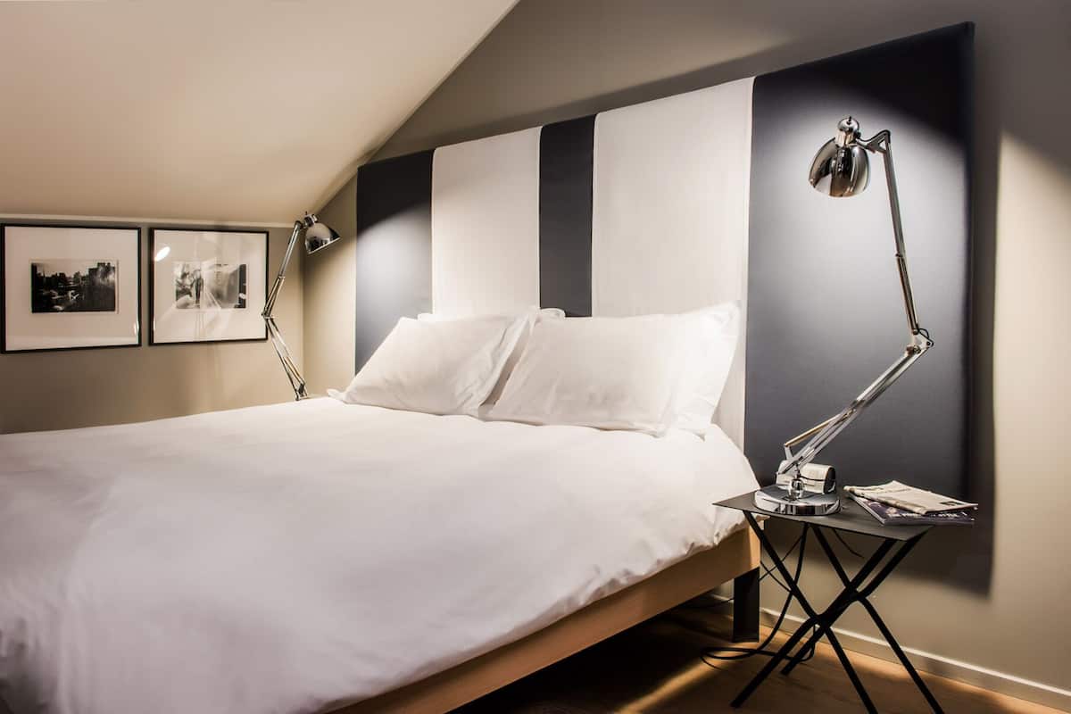 Economy Double Room - Attic (10 stairs, skylight, no windows) | Sábanas italianas Frette, ropa de cama de alta calidad y edredón