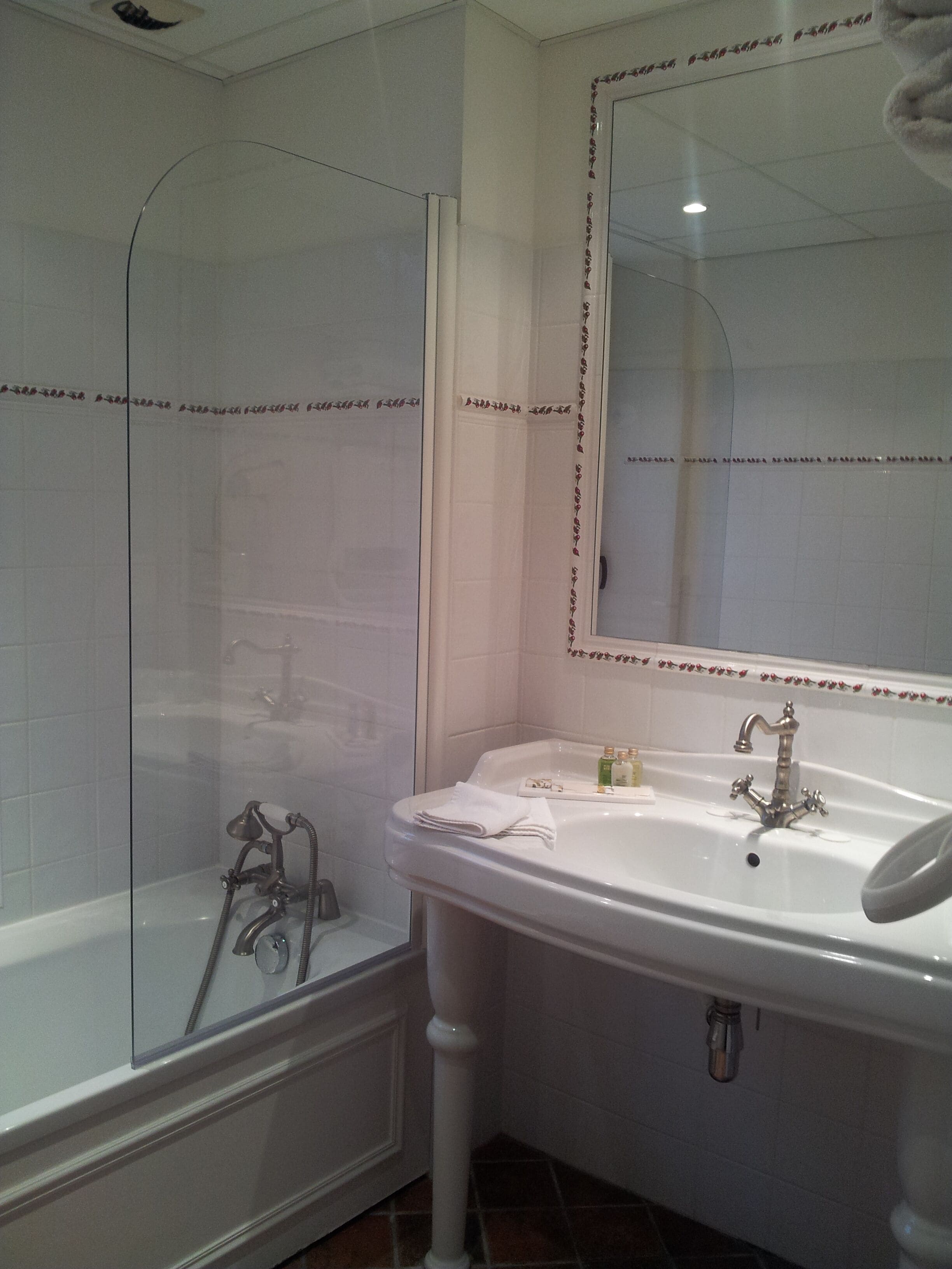 double room symphony mansardée | bathroom | free toiletries, hair dryer, towels
