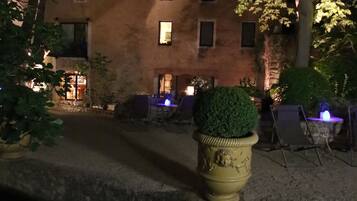 Façade de l’hébergement - soirée/nuit