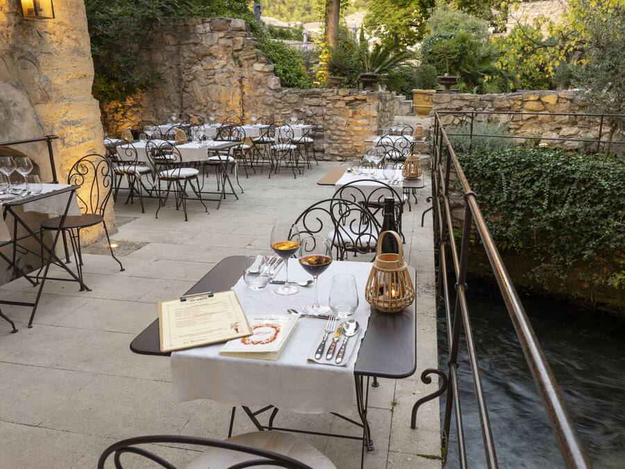 Makan malam dihidangkan