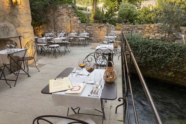 Dinner served - Hotel du Poète (Fontaine-de-Vaucluse)