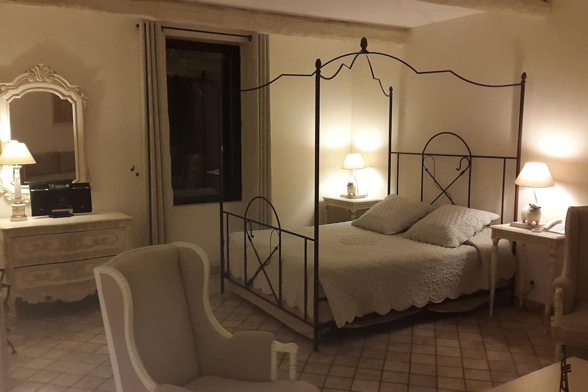 junior suite | premium bedding, minibar, desk, soundproofing