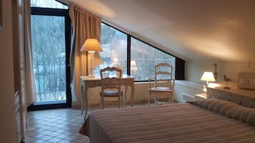 Phòng đôi phong cách lãng mạn, 1 giường cỡ queen | Bộ đồ giường cao cấp, minibar, bàn, phòng cách âm