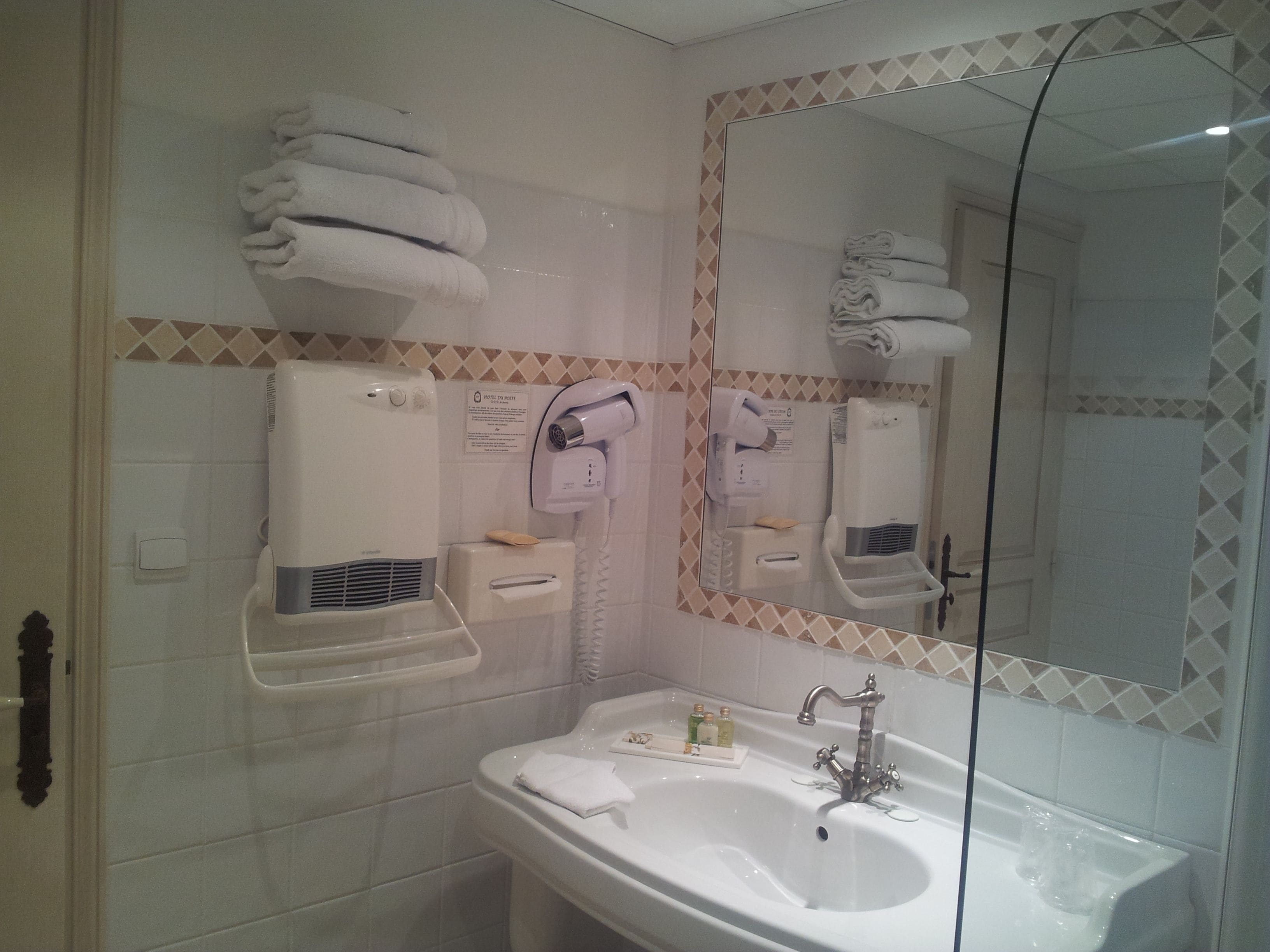 standard double room | bathroom | free toiletries, hair dryer, towels