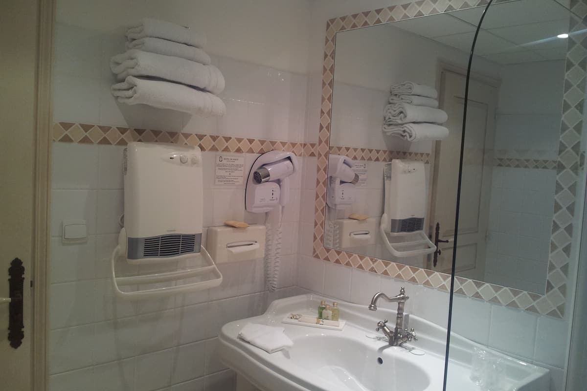 standard double room | bathroom | free toiletries, hair dryer, towels
