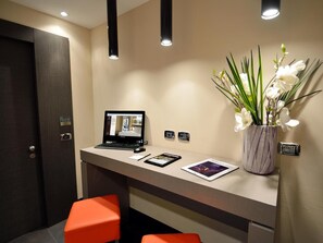 Premium bedding, minibar, in-room safe, desk - Quirinale Luxury Rooms (Rome)