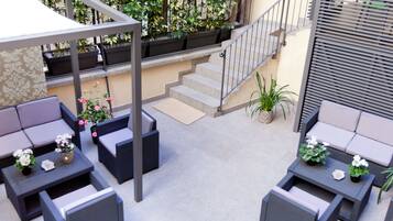 Standard Triple Room | Courtyard view