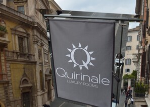 A banner advertising Quirinale Luxury Rooms. - Quirinale Luxury Rooms (Rome)