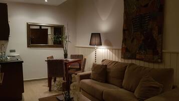 Deluxe trippelrum - eget badrum (Deluxe Exotic Room) | VÀrdeförvaringsskÄp pÄ rummet, gratis wi-fi och sÀngklÀder