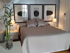 Deluxe-Suite, mit Bad (Deluxe Exotic Room Plus) | Zimmersafe, kostenloses WLAN, Bettwäsche