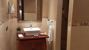 Deluxe Triple Room, Ensuite (Deluxe Exotic Room) | Bathroom