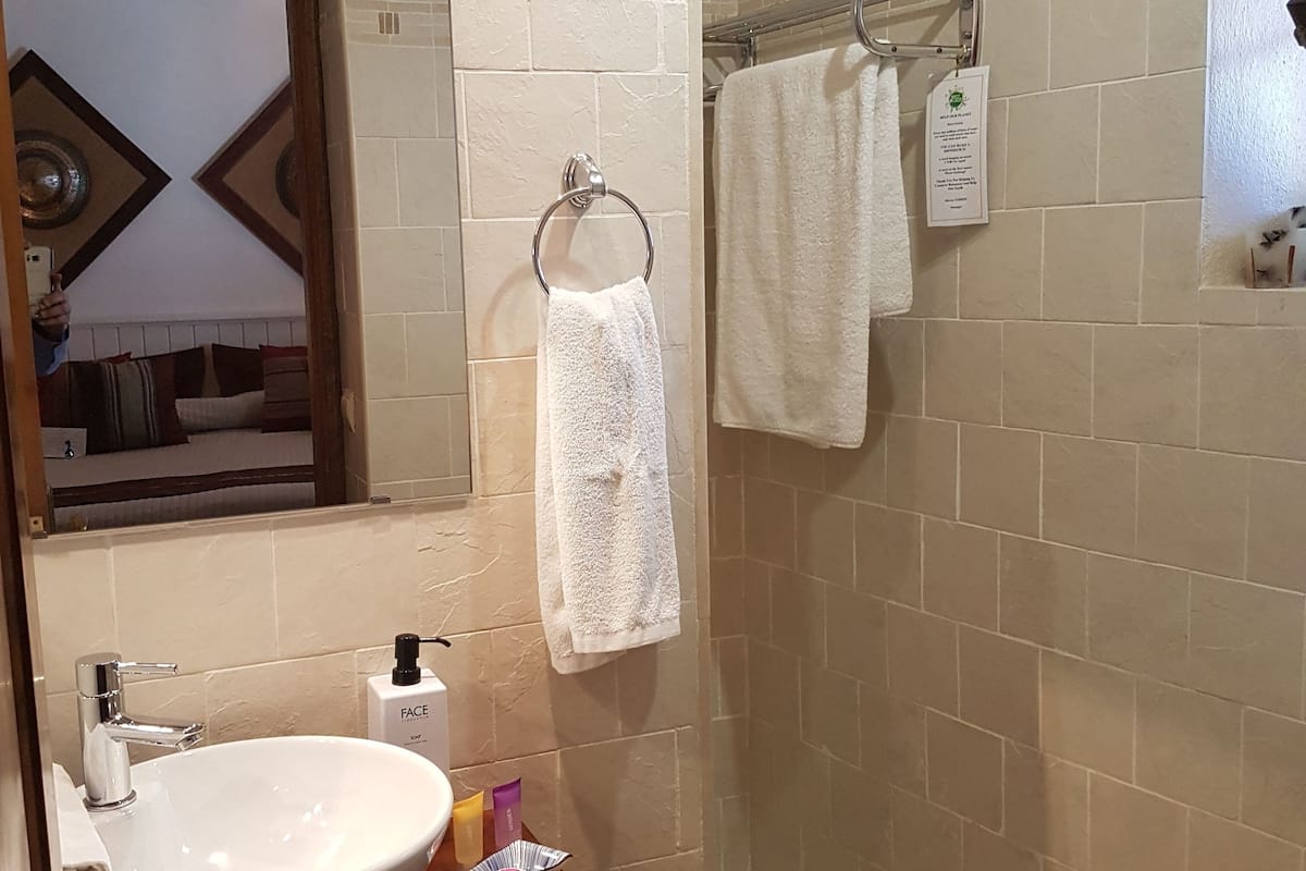 basic double or twin room, ensuite (oriental) | bathroom