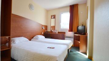 Triple Room | Desk, free cribs/infant beds, free WiFi