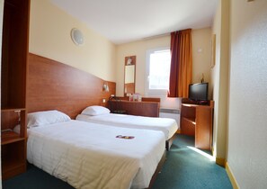 Driepersoonskamer | Een bureau, gratis babybedden, gratis wifi