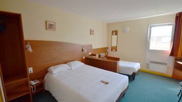 Triple Room | Desk, free cribs/infant beds, free WiFi