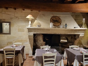 Breakfast, lunch, dinner served; French cuisine, garden views - Hotel Restaurant La Ferme (Avignon)