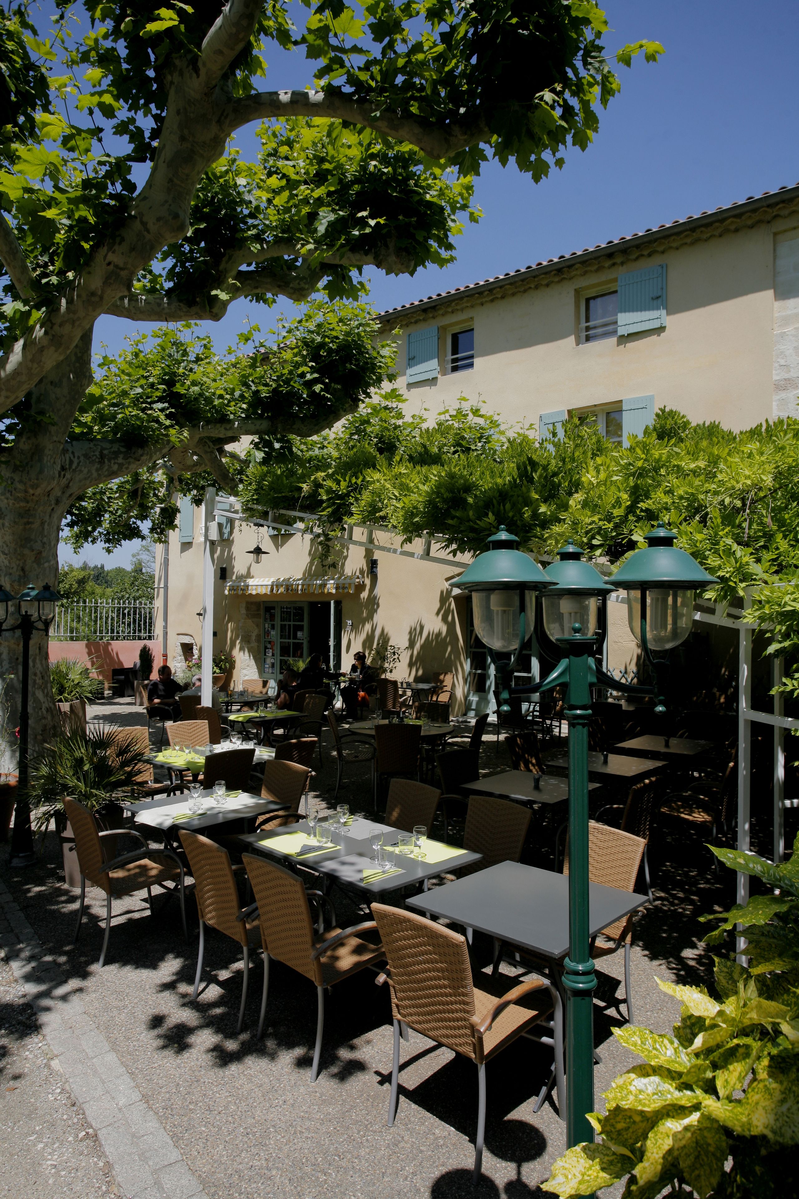 Se sirven desayunos y almuerzos; cocina francesa; con vista al jardín