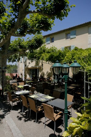 Petit déjeuner, déjeuner et dîner servis sur place, vue sur le jardin