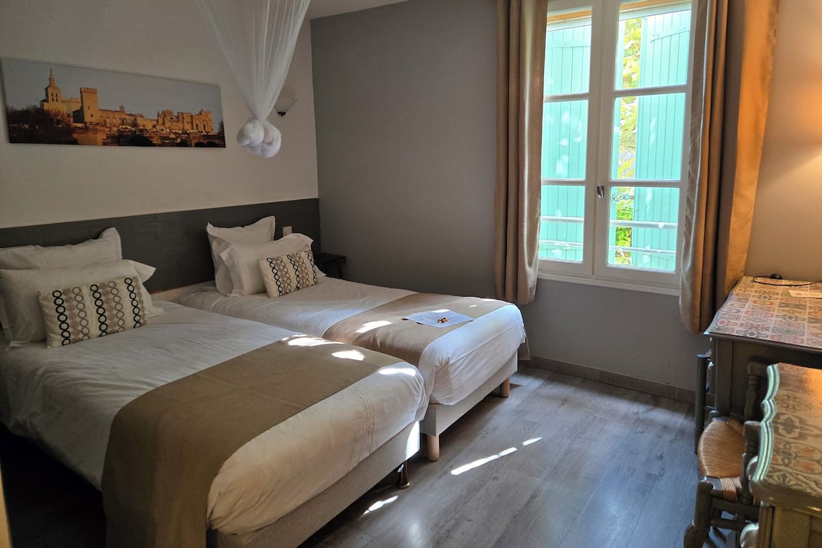 Comfort tvåbäddsrum | Sängtillbehör av högsta kvalitet, unika möbler och skrivbord