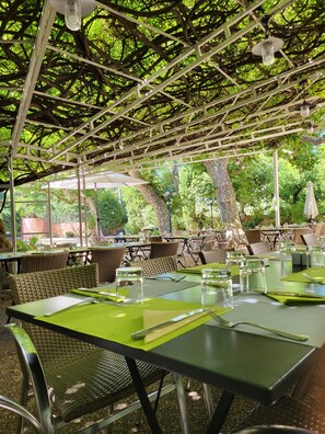 Terrace/patio - Hotel Restaurant La Ferme (Avignon)