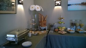 Daily buffet breakfast for a fee - Hotel Restaurant La Ferme (Avignon)