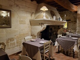 Breakfast, lunch, dinner served; French cuisine, garden views 