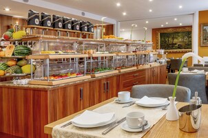 Se ofrece un desayuno bufé todos los días (17 EUR por persona)