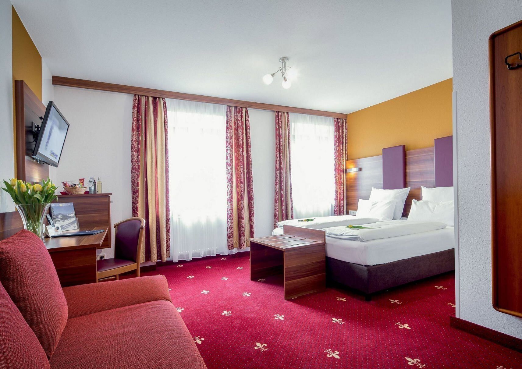 Hypo-allergenic bedding, minibar, in-room safe, desk