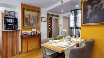 Desayuno buffet todos los días (EUR 17 por persona)