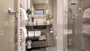 Dusche, kostenlose Toilettenartikel, Haartrockner, Hausschuhe