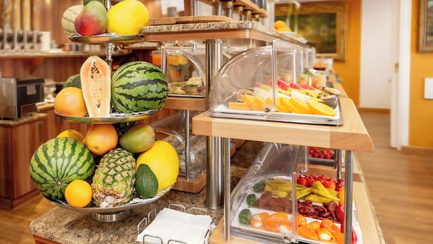 A buffet with various fruits and vegetables. - Hotel Burgschmiet (Nuremberg)