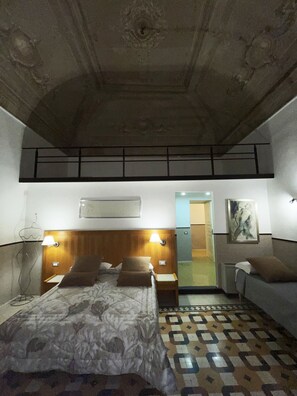 Memory-foam beds, minibar, desk, soundproofing - CostantiNapoli 27 (Naples)