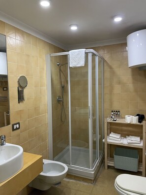 Shower, hair dryer, bathrobes, bidet - CostantiNapoli 27 (Naples)