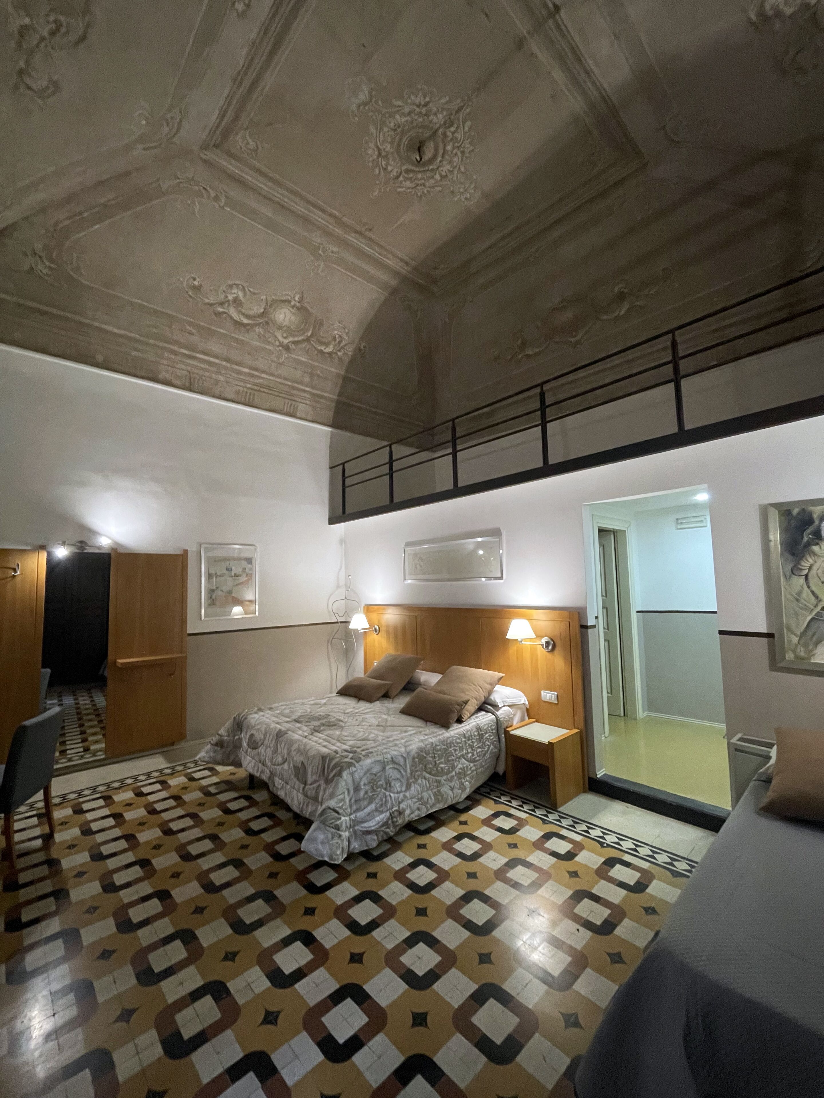 Superior tweepersoonskamer | Bedden met traagschuimmatras, een minibar, een bureau