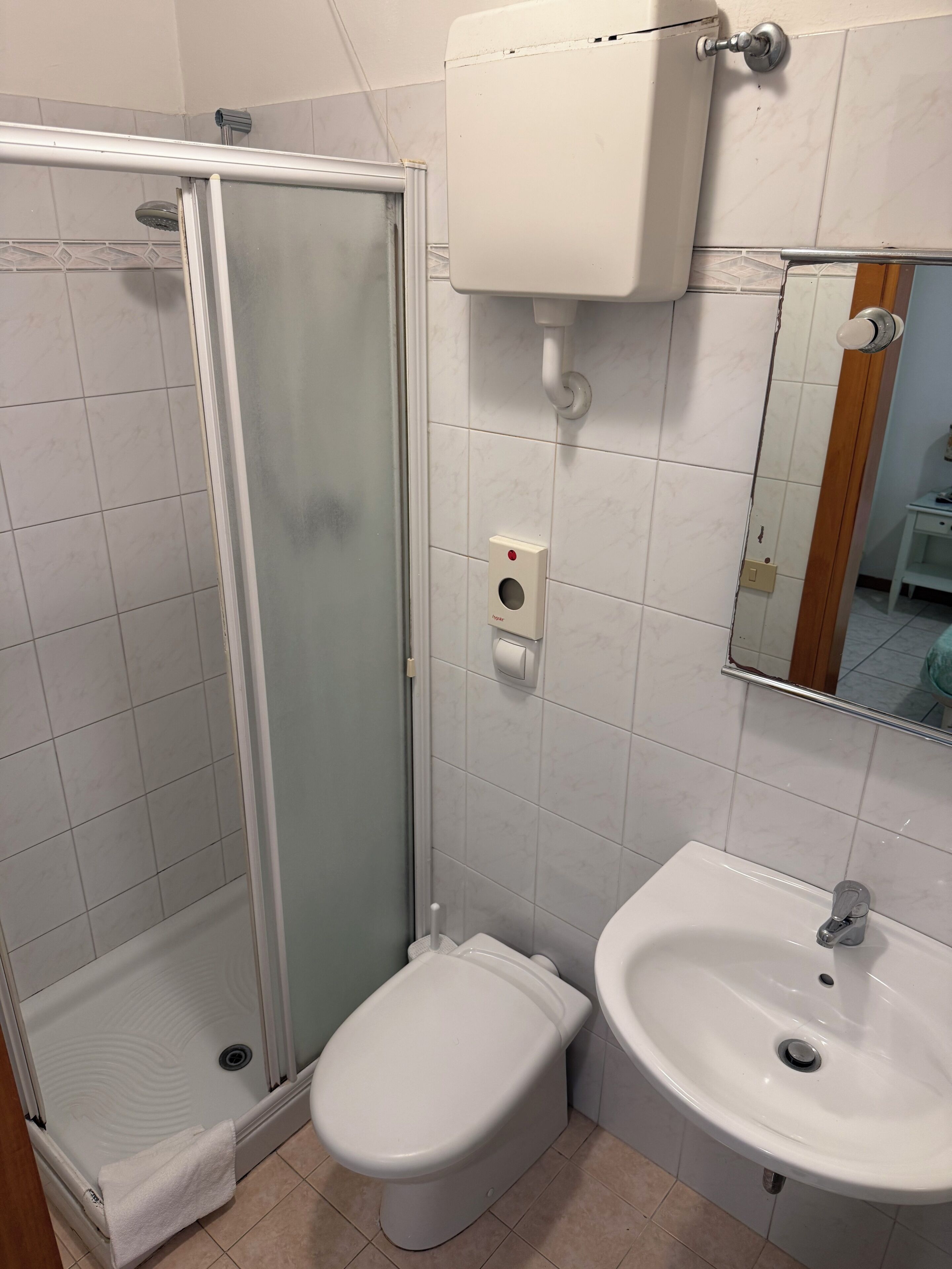 Schreibtisch, laptopgeeigneter Arbeitsplatz, schallisolierte Zimmer