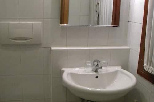 Een haardroger, badjassen, handdoeken, zeep